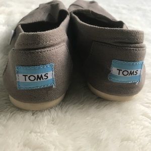 🦓GREY TOMS SLIDE ON SIZE 7🦓